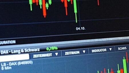 Signet Q4 EPS $6.25, dividend up — will FY27 caution dent demand?